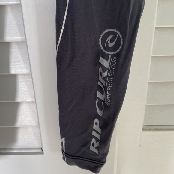 Rip Curl Long sleeve drawstring bottom surf shirt - Picture 2 of 5